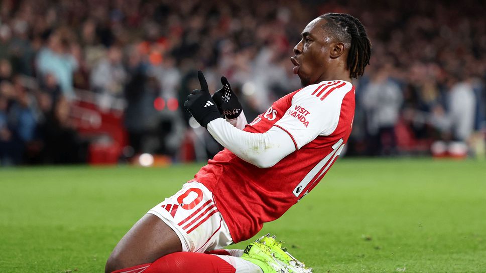 Испанският национал Микел Мерино приветства нападателя на АрсеналЕберечи Езе като