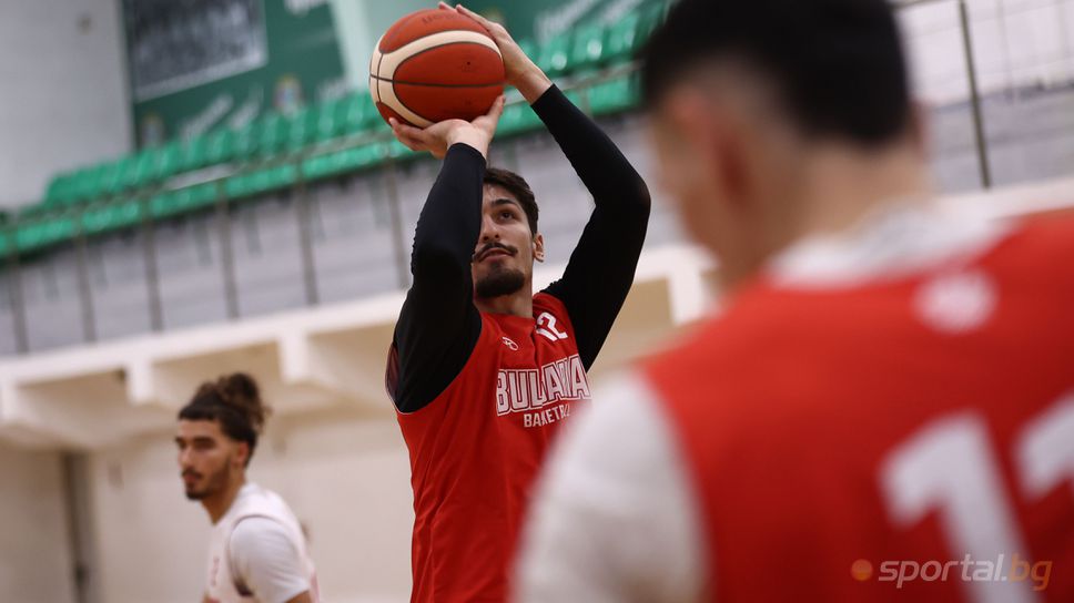 Борислав Младенов говори пред медиите след тренировката на националния отбор