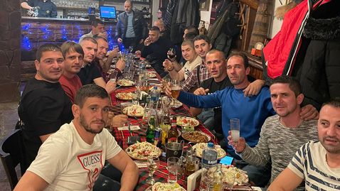 По традиция: Боби Галчев събра куп бивши футболисти на Пирин Рз на коледен купон