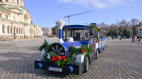 Никола Цолов подкара коледно влакче в София