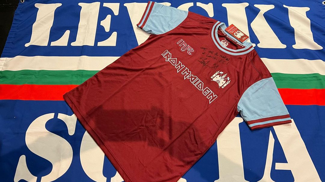 Основателят на "Мейдън" дари фланелка на приятелите си от Левски