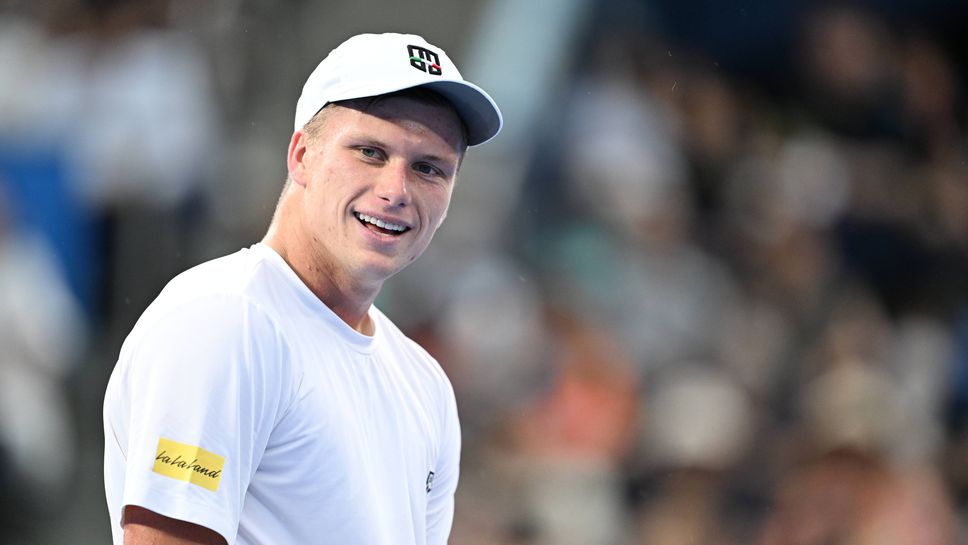 Дженсън Бруксби не е могъл да държи телефона си в