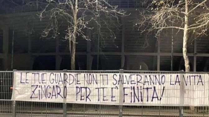 Ултраси на опънаха пред стадион Артемио Франки банери с обидно