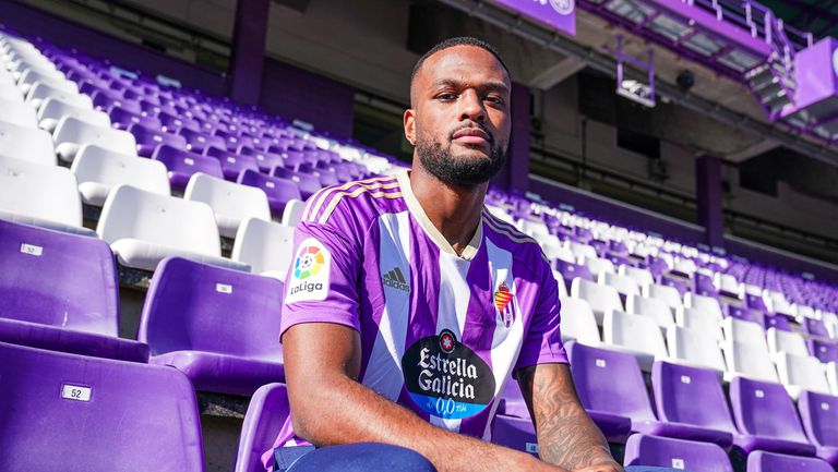 Валядолид представи официално канадския нападател Кайл Ларин който пристигна под