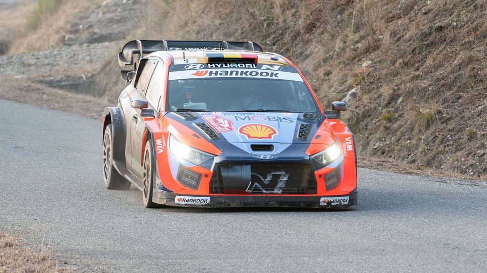 Нови проблеми за Нювил в началото на съботния ден на рали "Монте Карло"