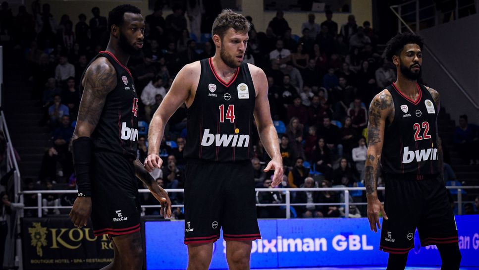 Българската баскетболна звезда Александър Везенков отнесе тежко наказание след като