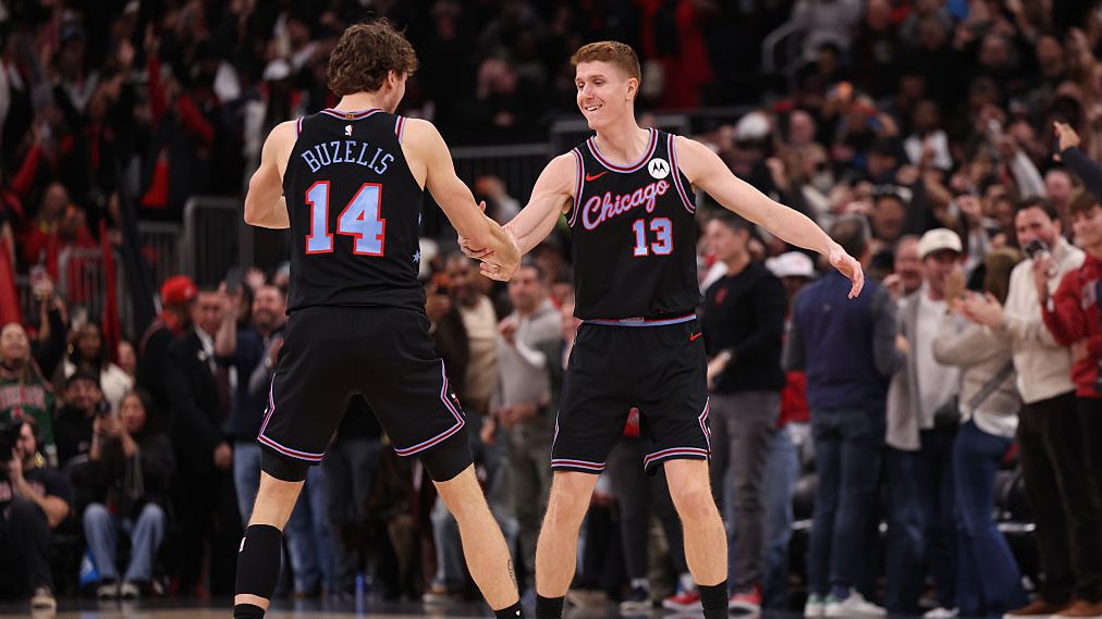 Чикаго надви Бостън с тройка в последните секунди в емоционална вечер, Кливланд срази Орландо