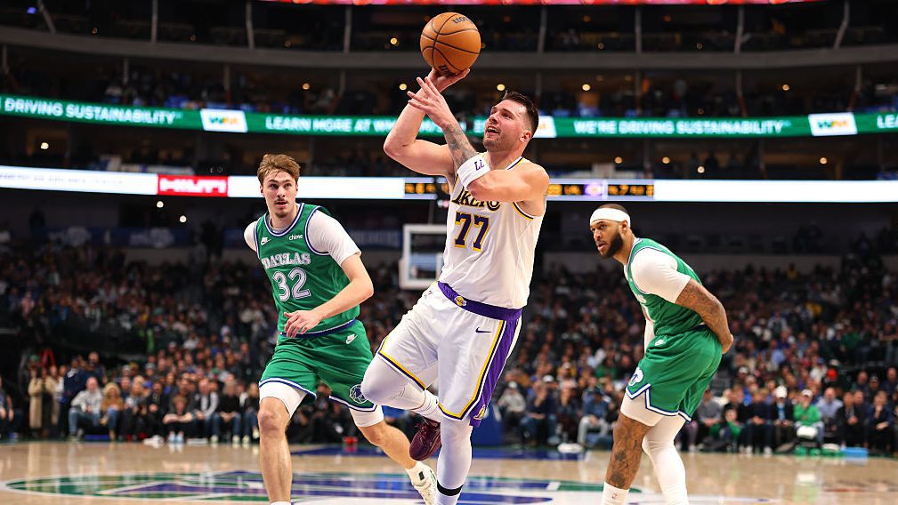 Лука Дончич поведе с Лейкърс с дабъл-дабъл към обрат срещу Далас