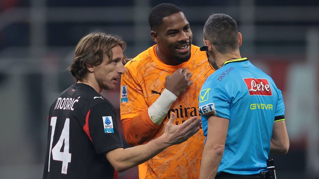 Нямаше никаква дузпа за Рома, възмутени са Менян и Модрич