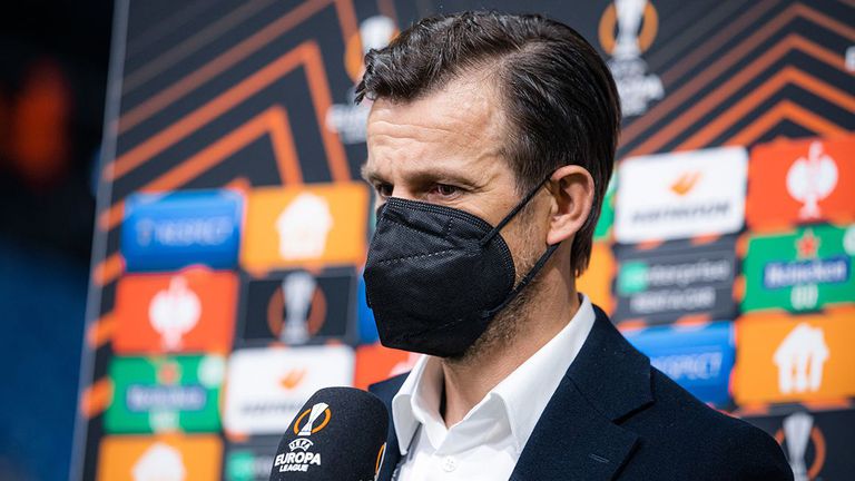 Старши треньорът на Зенит Сергей Семак трябваше да отговаря и