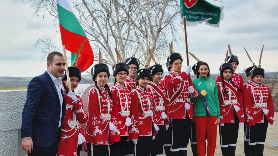 С шпалир от гвардейци посрещнаха олимпийската шампионка Мадлен Радуканова в Айтос