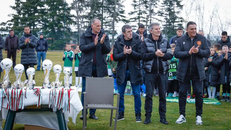 Футболни легенди наградиха победителите в турнира за "Купа София"
