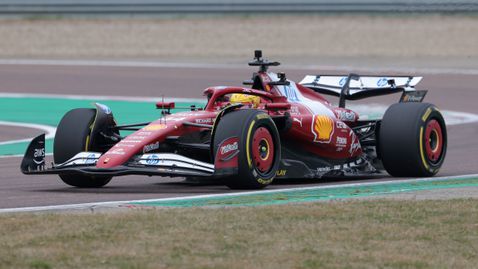 Люис Хамилтън открива тестовете за Ферари