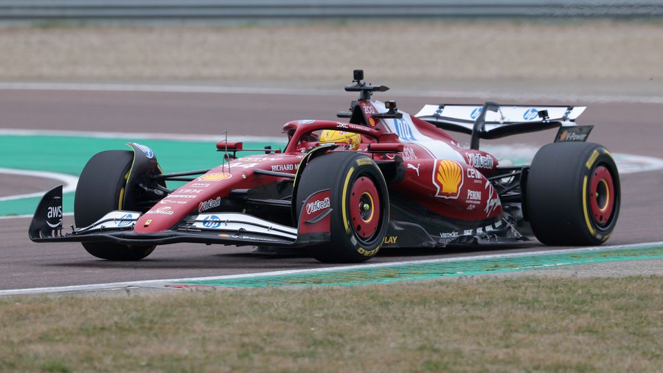 Люис Хамилтън открива тестовете за Ферари