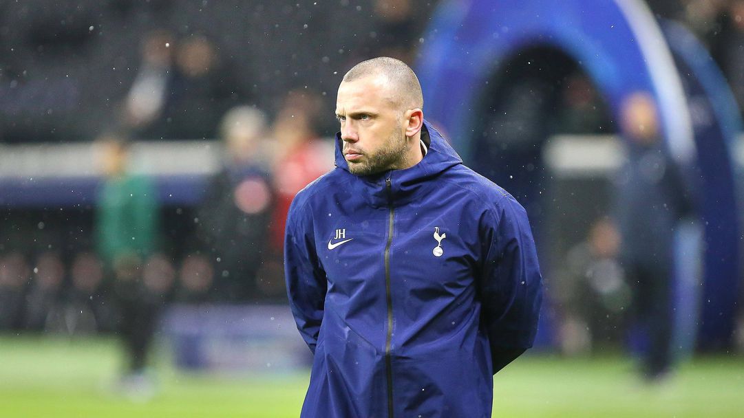 Бивш наставник на Аякс си тръгва от Тотнъм след месец в клуба