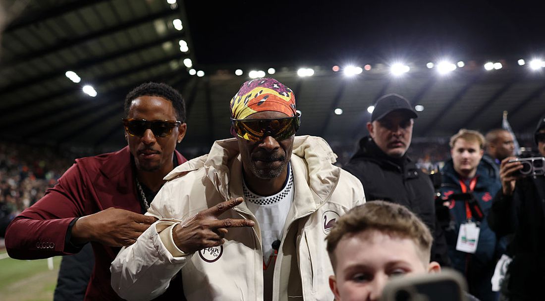 Снуп Дог бе посрещнат като герой от феновете на Суонзи