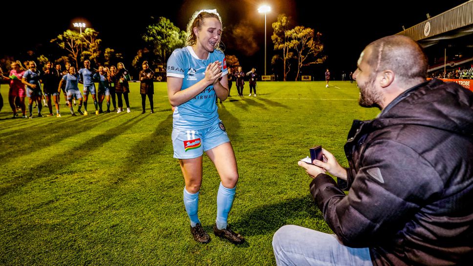 Уникално: Футболистка прекрати кариерата си, за да подкрепи приятеля си, той ѝ предложи на нейния бенефис