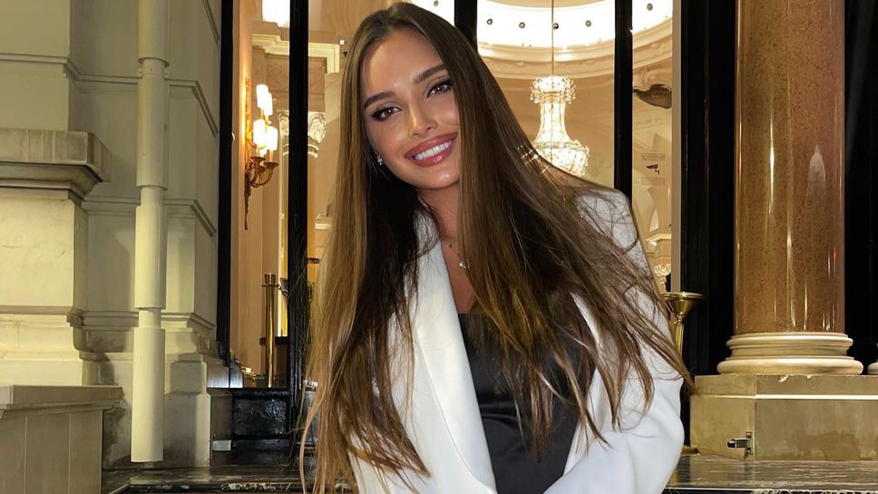 Секси гимнастичка напомни за себе си