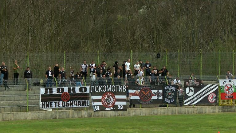 Феновете на гостите закачиха своите знамена в подкрепа на любимия тим