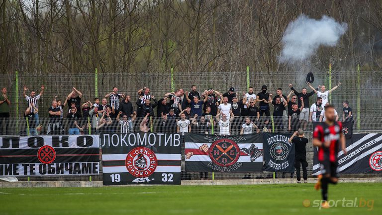 Феновете на Локомотив (Горна Оряховица) закачиха знамената си в подкрепа на отбора преди финала за Купата на АФЛ срещу Саяна (Хасково)