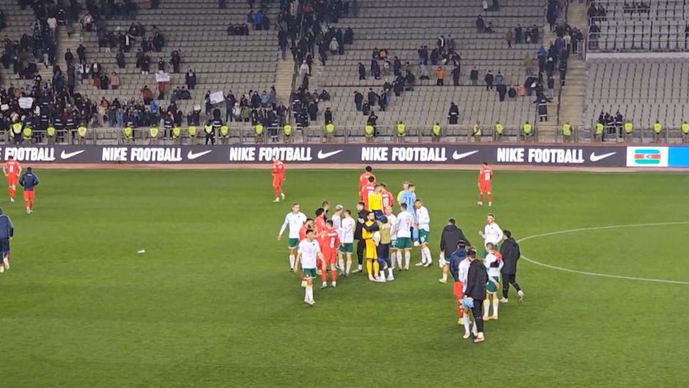 (АРХИВ) Играчите на България и Азербайджан се поздравиха след мача