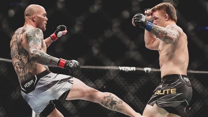 Антъни Смит победи Джими Крут след брутален ритник