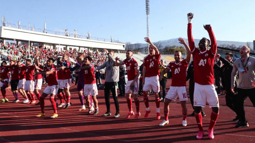 Играчите на ЦСКА-София поздравиха феновете си след победата над Левски