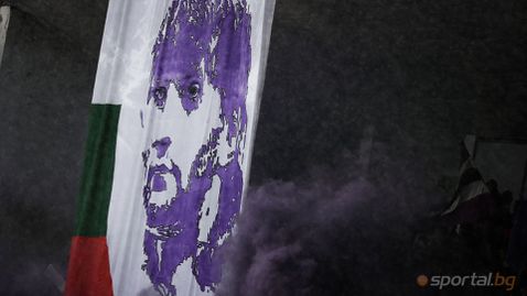 Ликът на Трифон Иванов огря дъждовния стадион "Ивайло" във Велико Търново