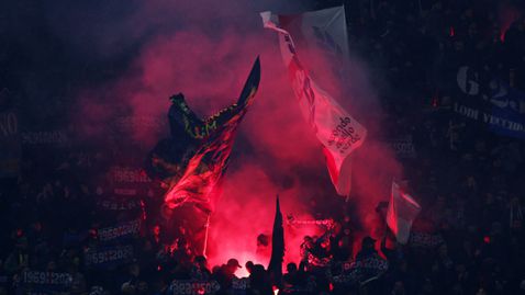 Тифози на Интер запалиха фланелка на Ибрахимович, празнувайки Скудетото