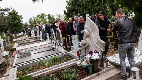 Легендите на България поднесоха венци на гроба на Туньо