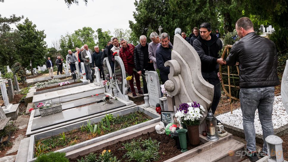Поднасяне на цветя на паметника на Трифон Иванов