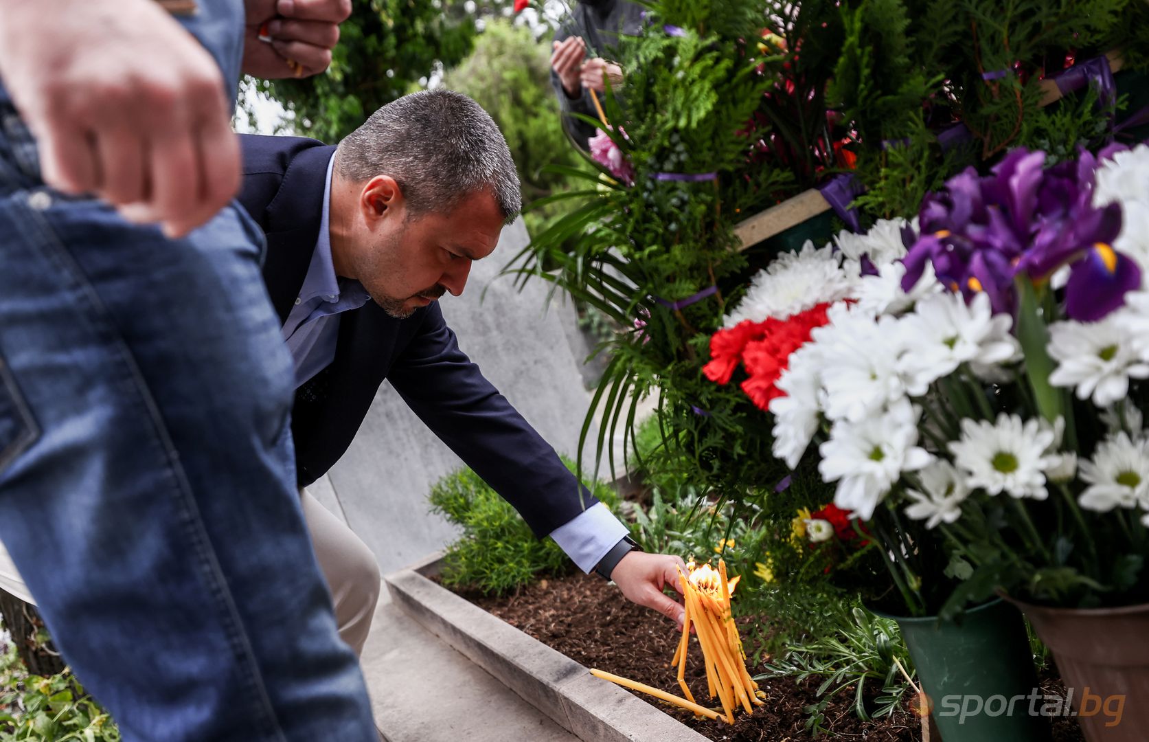 Поднасяне на цветя на паметника на Трифон Иванов