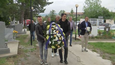 Легендарни футболисти се поклониха пред гроба на Трифон Иванов