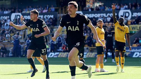 Мъчителен успех в края запази шансовете на Тотнъм за спасение