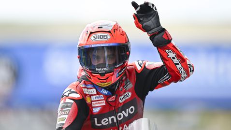 Марк Маркес падна, но все пак се пребори за победата в хаотичния спринт на "Херес"