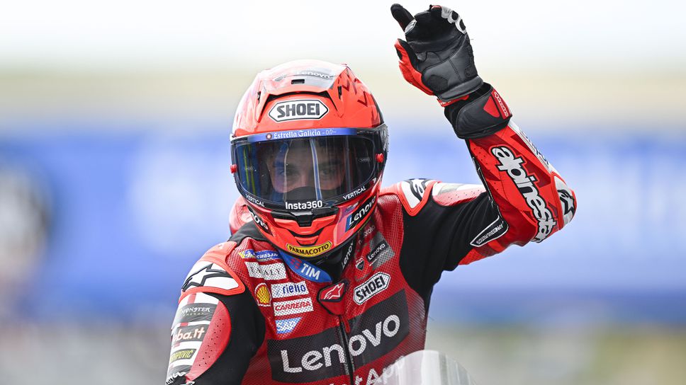 Марк Маркес падна, но все пак се пребори за победата в хаотичния спринт на "Херес"