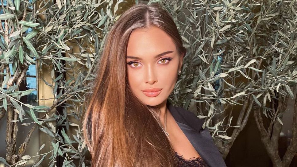 Гореща гимнастичка спира дъха по бански 🔥