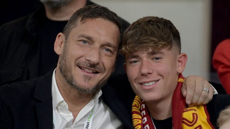 Тоти изгледа на живо триумфа на Рома заедно със сина си Кристиан