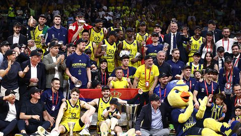 Снимката на героя за Фенербахче Гудурич с наследника му запали социалните мрежи след финала на Евролигата