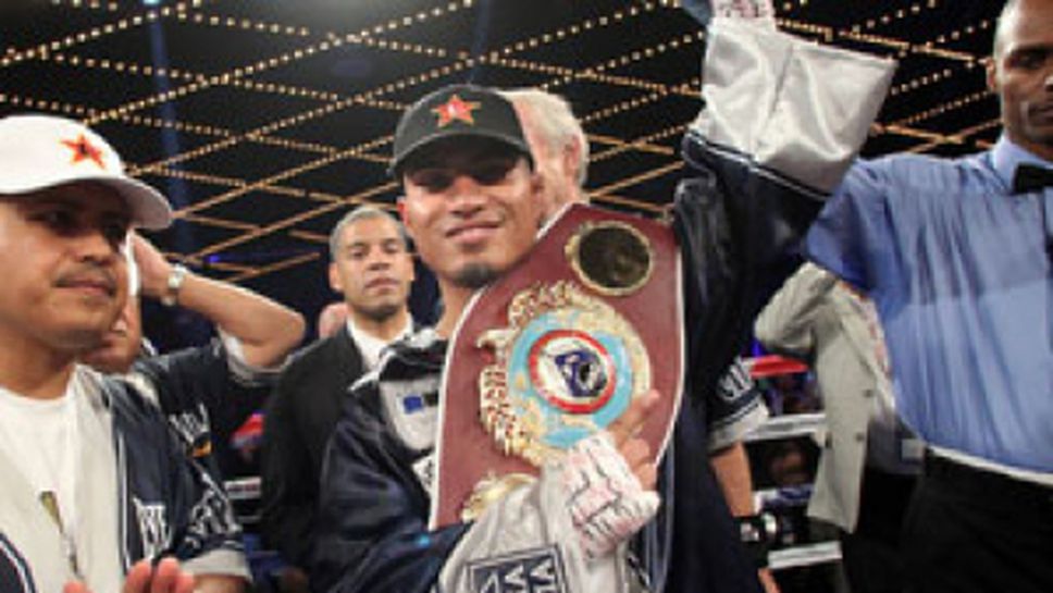 Мики Гарсия защити пояса