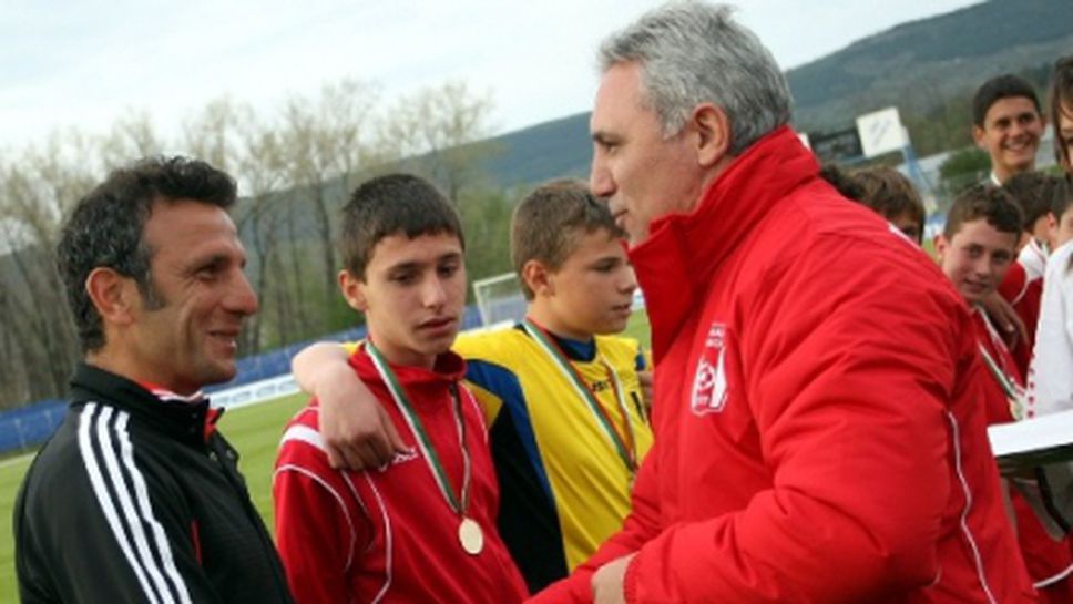 Школата на Стоичков в Етрополе се разпада