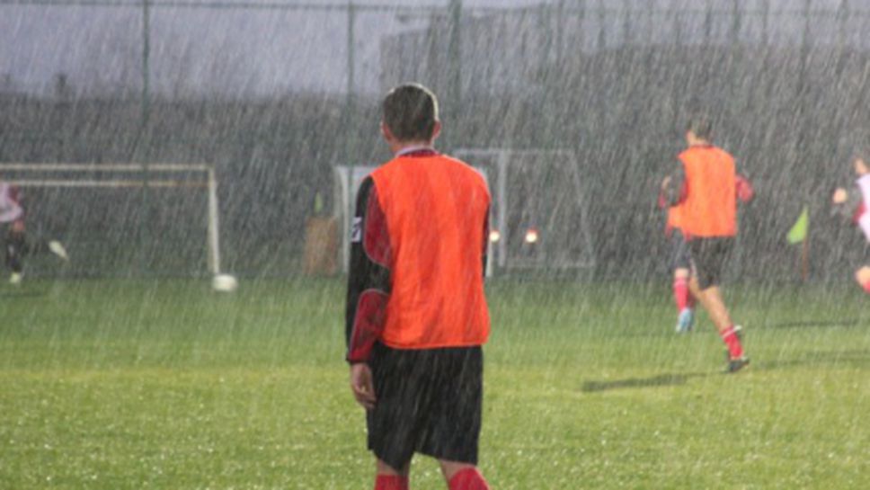 При тези метеорологични условия завърши тренировката на ЦСКА (снимки)