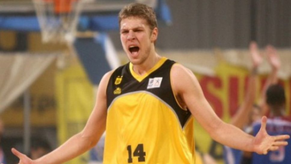 Везенков със силен мач, Арис отново загуби