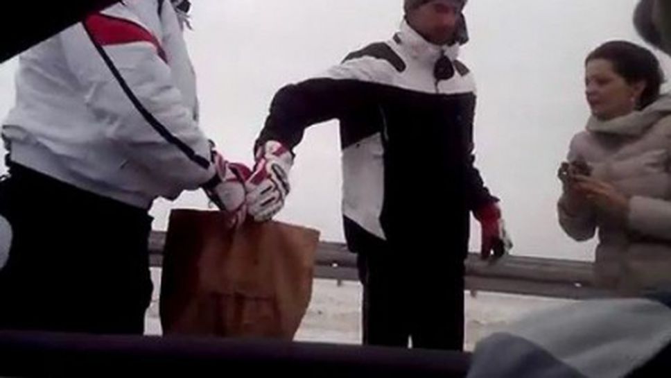 Джокович помага на хората по време на снежна буря в Сърбия (видео)