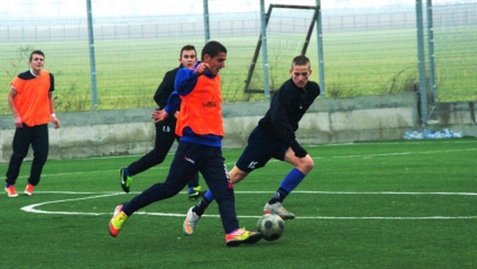 Юношите на Черноморец с победа и с равен