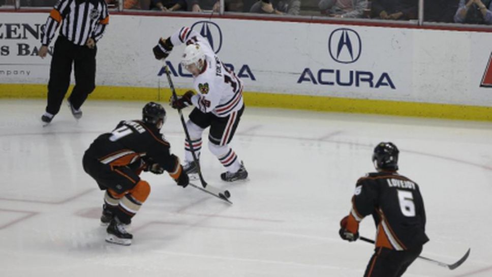 Чикаго победи Анахайм и се доближи на точка от върха в Западната конференция на НХЛ