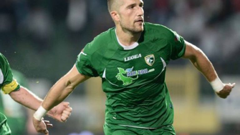 Гълъбинов тропа на вратата на националния след десети гол в Серия "Б"