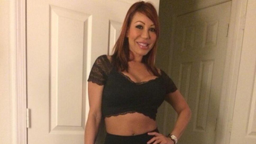 Порноактриса се точи на цял баскетболен отбор