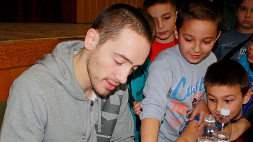 Лукойл Академик посети малки ученици в Правец