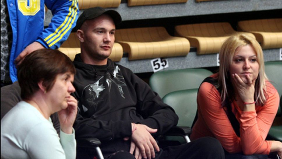 Най-силният мъж в света прави шоу за Макарона